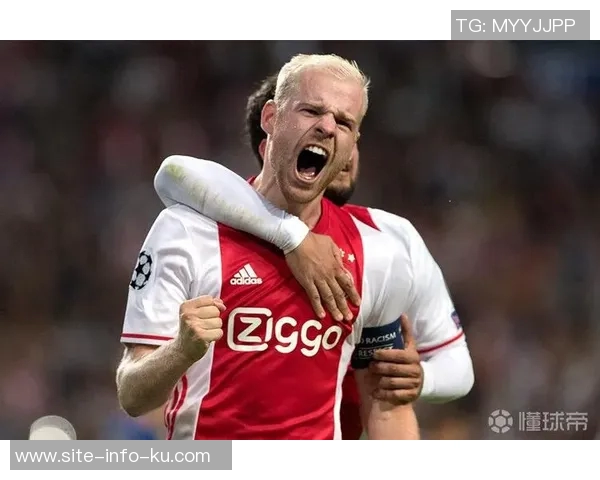 阿贾克斯中场克拉森庆祝进球时意外受伤队友撞击引发关注